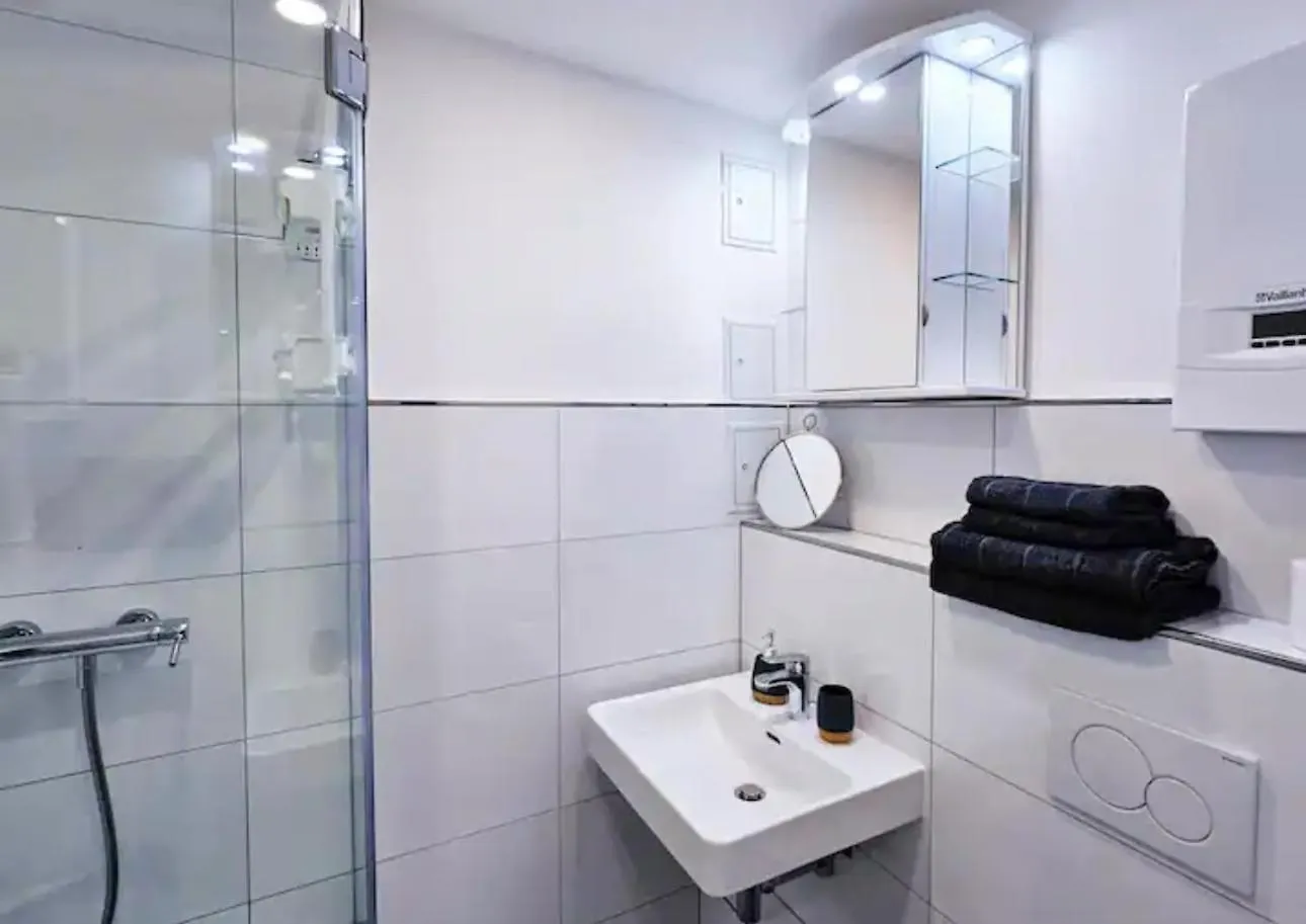 Ku'Damm Sunny Studio Apartment Berlin